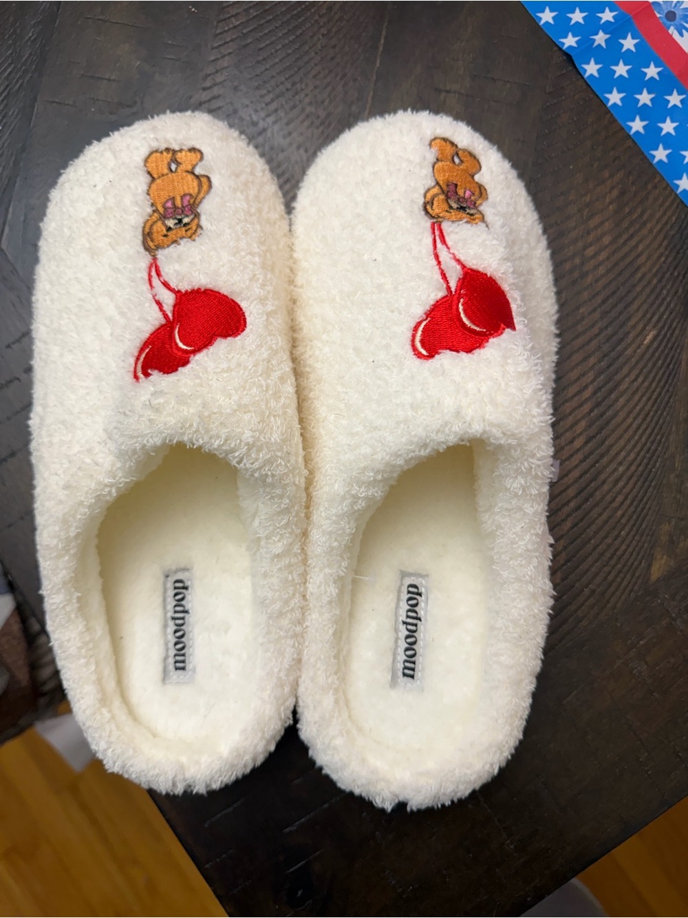 Moodpow Woman  Cream Fuzzy Slippers with Red Heart Accent Size 9/10